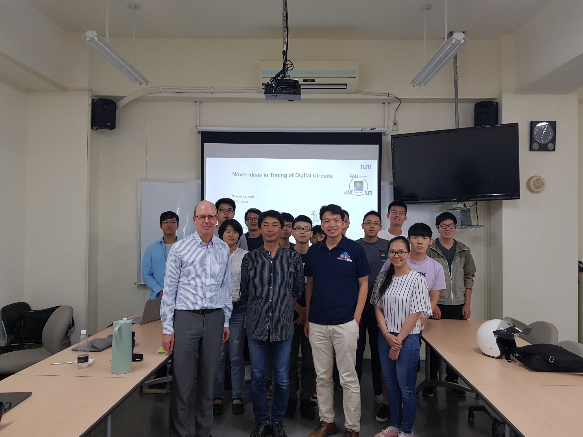 The photo shows Ulf Schlichtmann with his host, Prof. Mark Po-Hung Lin, and his students together with another visitor.></br></p>
					<p style=